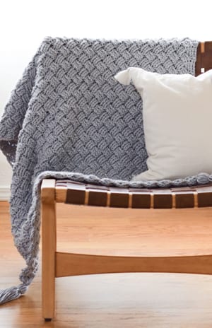chunky crochet blanket patterns - crochet throw pattern- crochet blanket pattern - baby blanket - free crochet blanket - bernat blanket yarn amorecraftylife.com #crochet #crochetpattern #freecrochetpattern #crochetblanket