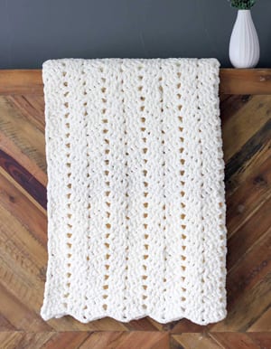 chunky crochet blanket patterns - crochet throw pattern- crochet blanket pattern - baby blanket - free crochet blanket - bernat blanket yarn amorecraftylife.com #crochet #crochetpattern #freecrochetpattern #crochetblanket