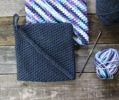 free printable simple double thick pot holder crochet pattern -amorecraftylife.com #crochet #crochetpattern #diy #freecrochetpattern