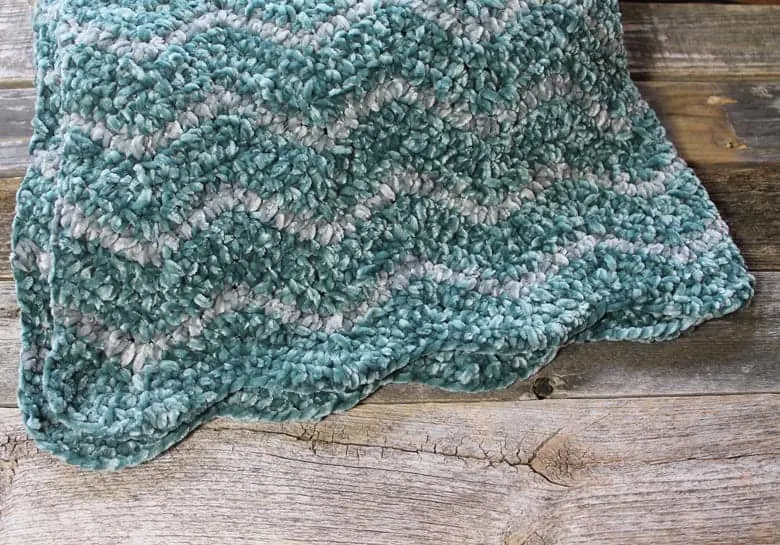 free velvet ripple crochet blanket pattern - crochet throw pattern- crochet blanket pattern -amorecraftylife.com #crochet #crochetpattern #freecrochetpattern