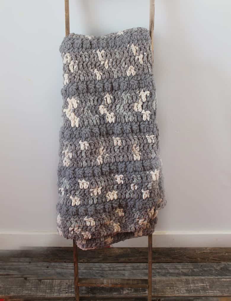 free gray chunky throw blanket crochet pattern - bernat yarn - crochet throw pattern- crochet blanket pattern -amorecraftylife.com #crochet #crochetpattern #freecrochetpattern
