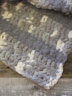 free gray chunky throw blanket crochet pattern - bernat yarn - crochet throw pattern- crochet blanket pattern -amorecraftylife.com #crochet #crochetpattern #freecrochetpattern