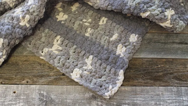 free gray chunky throw blanket crochet pattern - bernat yarn - crochet throw pattern- crochet blanket pattern -amorecraftylife.com #crochet #crochetpattern #freecrochetpattern