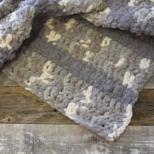 free gray chunky throw blanket crochet pattern - bernat yarn - crochet throw pattern- crochet blanket pattern -amorecraftylife.com #crochet #crochetpattern #freecrochetpattern