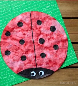 ladybug kid crafts - bug crafts for kids- ladybird insect - amorecraftylife.com #preschool #craftsforkids #kidscrafts