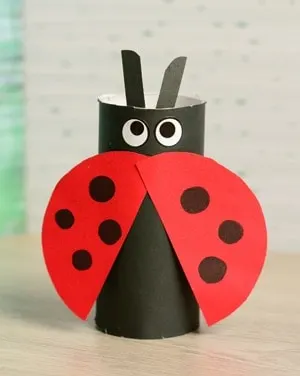 ladybug kid crafts - bug crafts for kids- ladybird insect - amorecraftylife.com #preschool #craftsforkids #kidscrafts