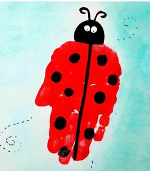 ladybug kid crafts - bug crafts for kids- ladybird insect - handprint - art and craft - amorecraftylife.com #preschool #craftsforkids #kidscrafts