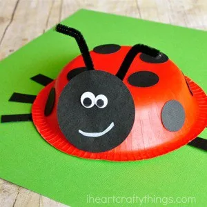 ladybug kid crafts - bug crafts for kids- ladybird insect - amorecraftylife.com #preschool #craftsforkids #kidscrafts