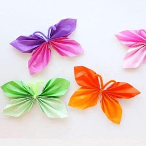 Make fun butterfly kid craft - spring kid craft - bug arts and crafts - amorecraftylife.com #kidscraft #craftsforkids #preschool