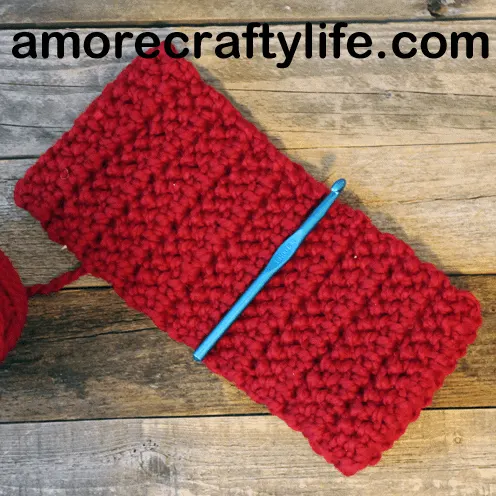 Make a bulky headband pattern. Chunky Herringbone Crochet Headband Pattern -crochet ear warmer pattern- printable pdf - winter headband - amorecraftylife.com #crochet #crochetpattern #freecrochetpattern