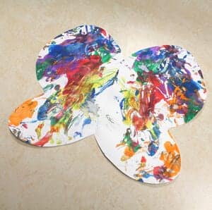 Make fun butterfly kid craft - spring kid craft - bug arts and crafts - amorecraftylife.com #kidscraft #craftsforkids #preschool