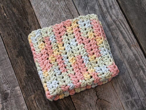 free printable pastel half double cluster crochet dishcloth pattern -amorecraftylife.com #crochet #crochetpattern #diy #freecrochetpattern