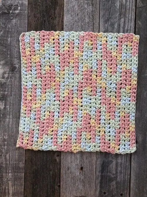 free printable pastel half double cluster crochet dishcloth pattern -amorecraftylife.com #crochet #crochetpattern #diy #freecrochetpattern