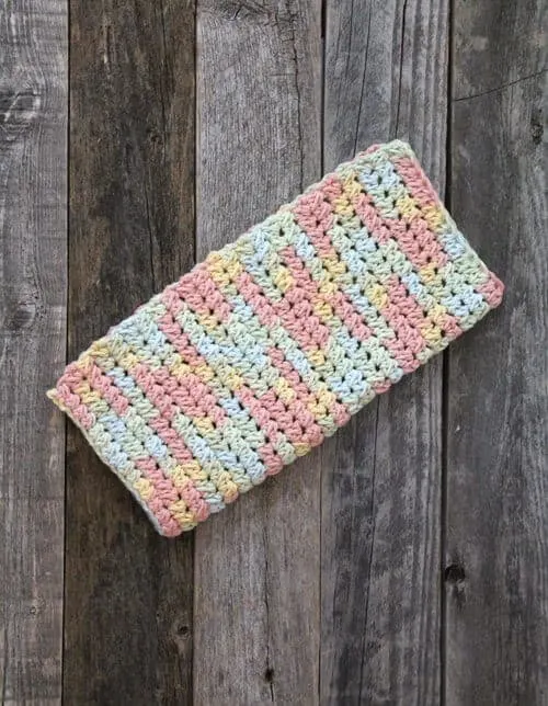free printable pastel half double cluster crochet dishcloth pattern -amorecraftylife.com #crochet #crochetpattern #diy #freecrochetpattern