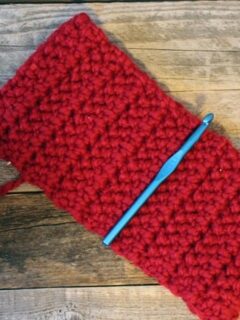 Make a bulky headband pattern. Chunky Herringbone Crochet Headband Pattern -crochet ear warmer pattern- printable pdf - winter headband - amorecraftylife.com #crochet #crochetpattern #freecrochetpattern