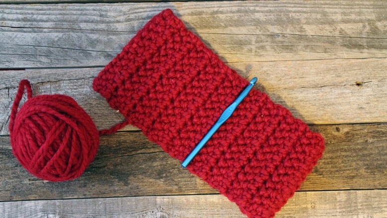 Make a bulky headband pattern. Chunky Herringbone Crochet Headband Pattern -crochet ear warmer pattern- printable pdf - winter headband - amorecraftylife.com #crochet #crochetpattern #freecrochetpattern