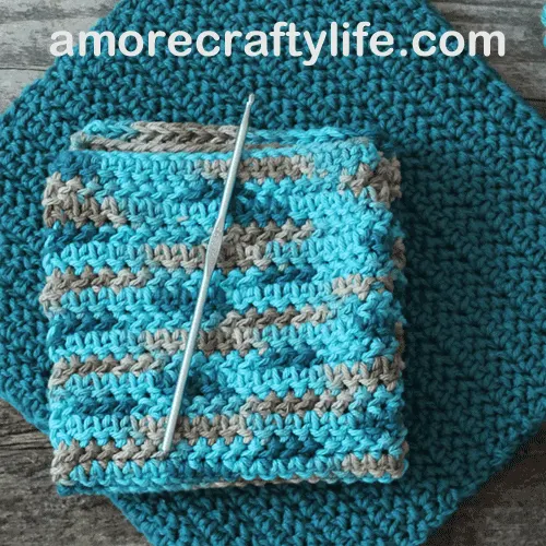 free printable herringbone half double crochet dishcloth pattern -amorecraftylife.com #crochet #crochetpattern #diy #freecrochetpattern