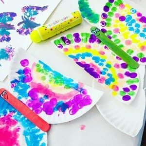 Make fun butterfly kid craft - spring kid craft - bug arts and crafts - amorecraftylife.com #kidscraft #craftsforkids #preschool