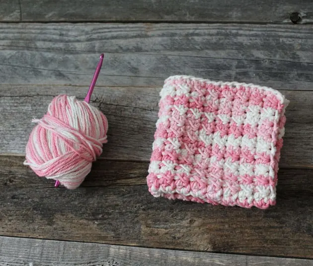 free printable even moss stitch crochet dishcloth pattern -amorecraftylife.com #crochet #crochetpattern #diy #freecrochetpattern