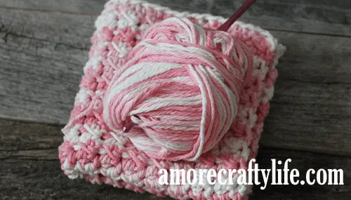 free printable even moss stitch crochet dishcloth pattern -amorecraftylife.com #crochet #crochetpattern #diy #freecrochetpattern