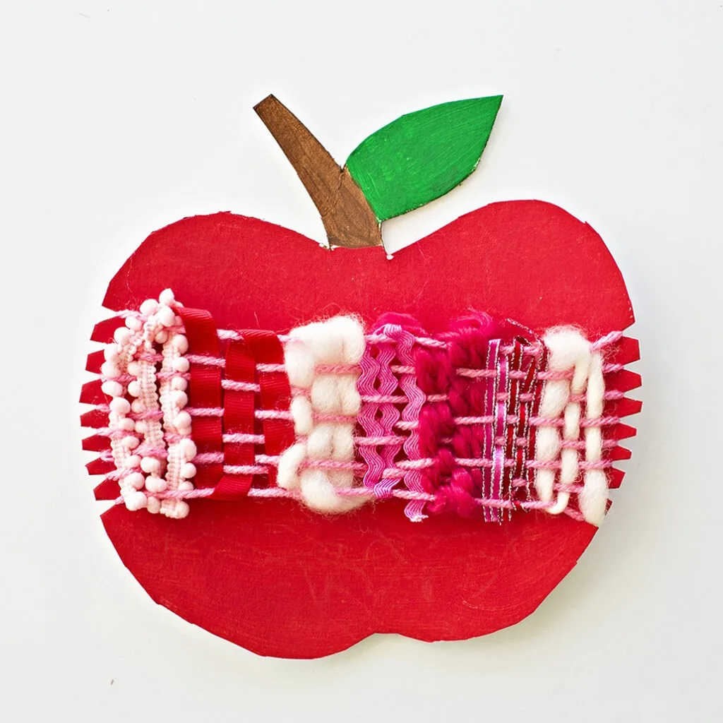 apple Kid Crafts- fall kid craft - amorecraftylife.com #kidscrafts #craftsforkids #preschool