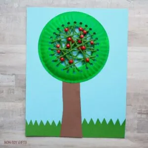 apple Kid Crafts- fall kid craft - amorecraftylife.com #kidscrafts #craftsforkids #preschool