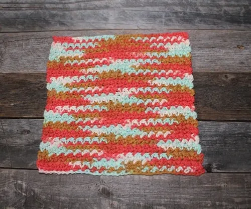 free printable mesh stitch crochet dishcloth pattern -amorecraftylife.com #crochet #crochetpattern #diy #freecrochetpattern