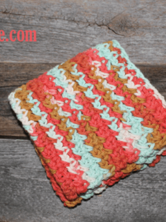 free printable mesh stitch crochet dishcloth pattern -amorecraftylife.com #crochet #crochetpattern #diy #freecrochetpattern