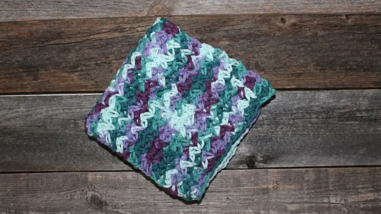 free printable spider stitch crochet dishcloth pattern -amorecraftylife.com #crochet #crochetpattern #diy #freecrochetpattern