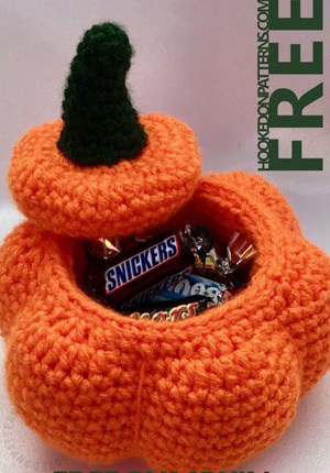 free Halloween crochet patterns- fall crochet pattern- amorecraftylife.com #crochet #crochetpattern #diy #halloween