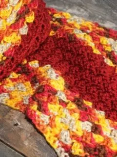 autumn sunset scarf crochet pattern - sedge stitch - amorecraftylife.com #crochet #crochetpattern #freecrochetpattern