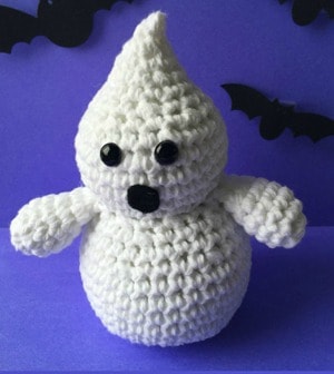 free Halloween crochet patterns- fall crochet pattern- amorecraftylife.com #crochet #crochetpattern #diy #halloween