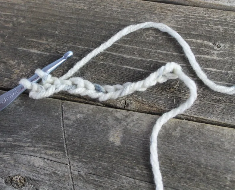 crochet blanket pattern- caron chunky cake yarn- herringbone double crochet stitch tutorial- free printable crochet pattern amorecraftylife.com #crochet #crochetpattern #freecrochetpattern