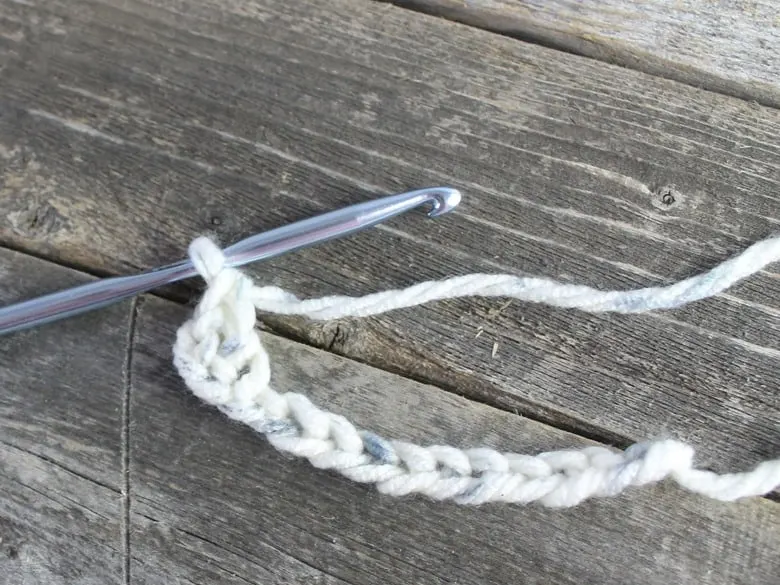 crochet blanket pattern- caron chunky cake yarn- herringbone double crochet stitch tutorial- free printable crochet pattern amorecraftylife.com #crochet #crochetpattern #freecrochetpattern