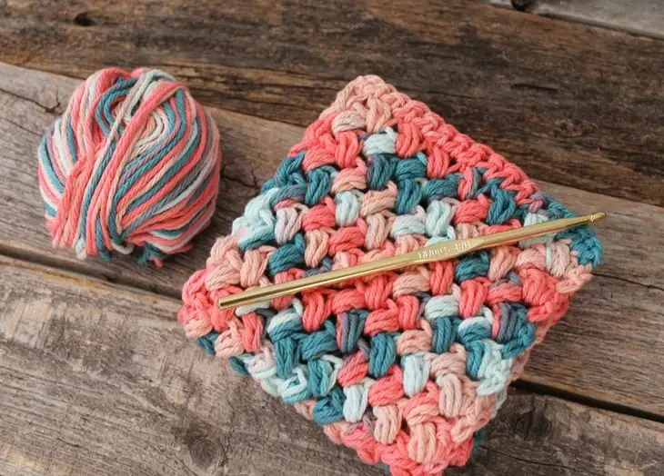 free printable bean stitch crochet dishcloth pattern -amorecraftylife.com #crochet #crochetpattern #diy #freecrochetpattern