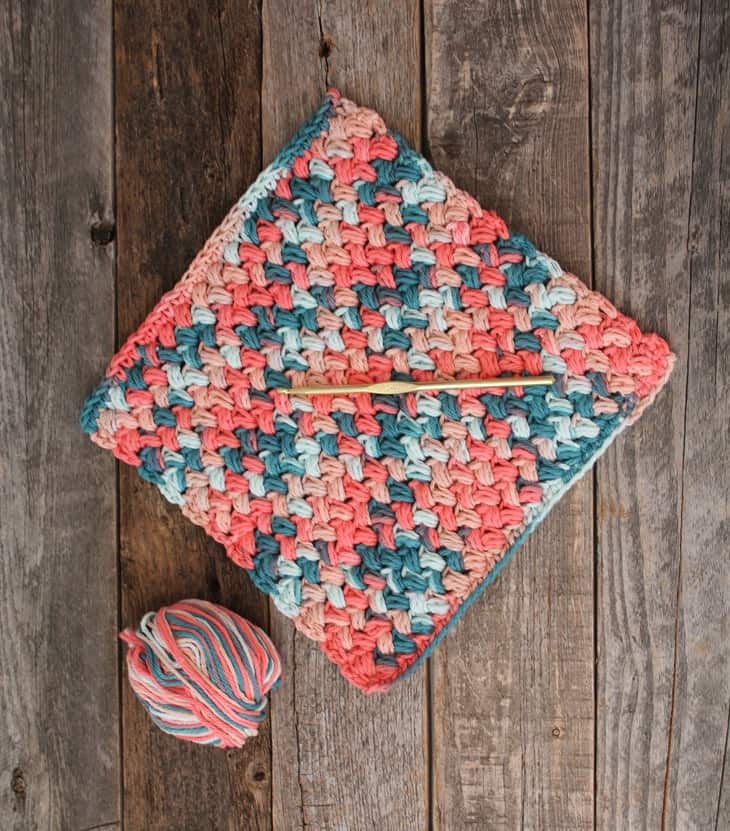 free printable bean stitch crochet dishcloth pattern -amorecraftylife.com #crochet #crochetpattern #diy #freecrochetpattern