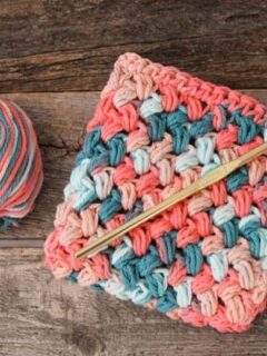 free printable bean stitch crochet dishcloth pattern -amorecraftylife.com #crochet #crochetpattern #diy #freecrochetpattern