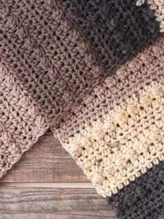 free berry chunky scarf crochet pattern -super bulky yarn gauge 6- easy wide scarf pattern - amorecraftylife.com #crochet #crochetpattern #freecrochetpattern