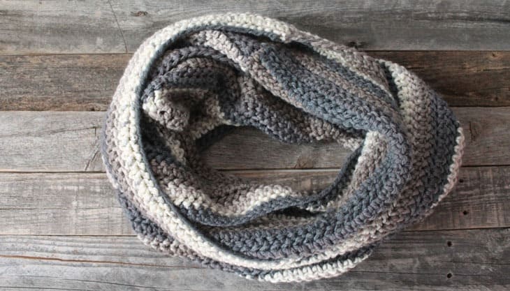 free chunky infinity scarf crochet pattern -super bulky yarn gauge 6- easy wide scarf pattern - amorecraftylife.com #crochet #crochetpattern #freecrochetpattern