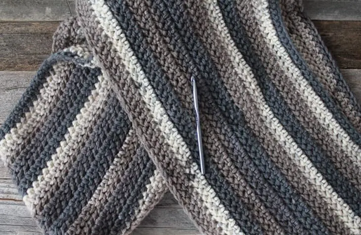 free chunky infinity scarf crochet pattern -super bulky yarn gauge 6- easy wide scarf pattern - amorecraftylife.com #crochet #crochetpattern #freecrochetpattern