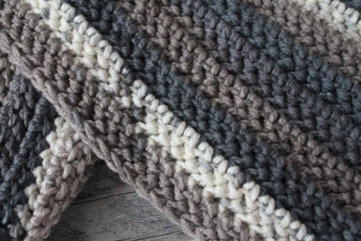 free chunky infinity scarf crochet pattern -super bulky yarn gauge 6- easy wide scarf pattern - amorecraftylife.com #crochet #crochetpattern #freecrochetpattern