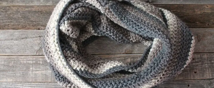 free chunky infinity scarf crochet pattern -super bulky yarn gauge 6- easy wide scarf pattern - amorecraftylife.com #crochet #crochetpattern #freecrochetpattern