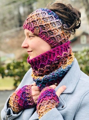 This image has an empty alt attribute; its file name is queen-bee-crochet-ear-warmer-pattern-headband.jpg