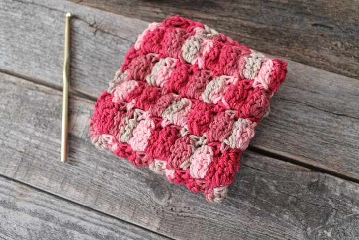 free printable cluster double stitch crochet dishcloth pattern -amorecraftylife.com #crochet #crochetpattern #diy #freecrochetpattern