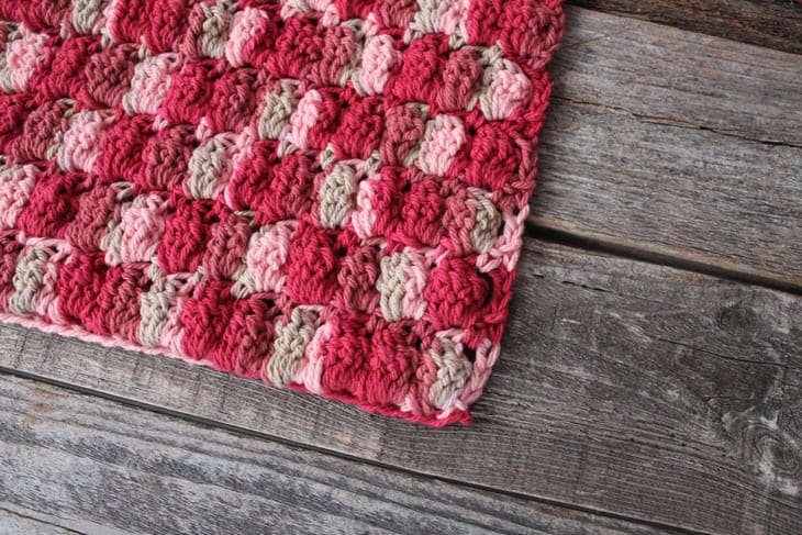 free printable cluster double stitch crochet dishcloth pattern -amorecraftylife.com #crochet #crochetpattern #diy #freecrochetpattern