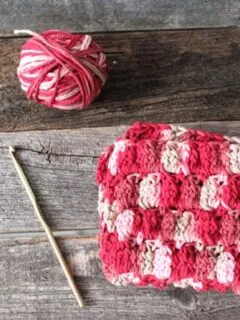 free printable cluster double stitch crochet dishcloth pattern -amorecraftylife.com #crochet #crochetpattern #diy #freecrochetpattern