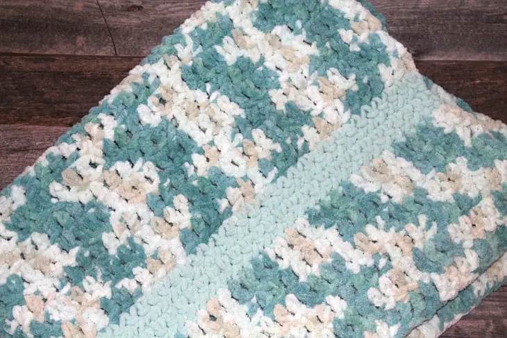 How to Crochet a baby blanket crochet pattern - beginner crochet pattern -amorecraftylife.com - free printable pdf - bernat blanket yarn #baby #crochet #crochetpattern #freecrochetpattern