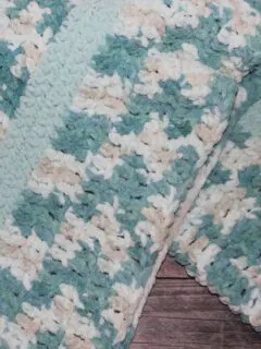 How to Crochet a baby blanket crochet pattern - beginner crochet pattern -amorecraftylife.com - free printable pdf - bernat blanket yarn #baby #crochet #crochetpattern #freecrochetpattern