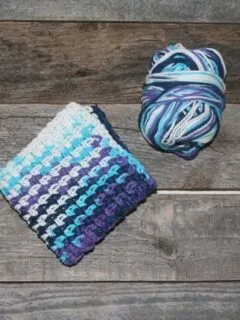 free printable crochet moss stitch dishcloth pattern -amorecraftylife.com #crochet #crochetpattern #diy #freecrochetpattern