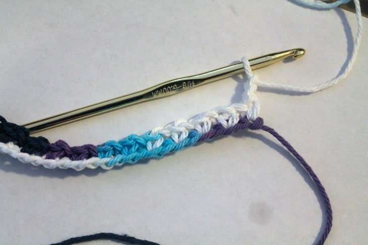 moss stitch tutorial -amorecraftylife.com #crochet #crochetpattern #diy #freecrochetpattern